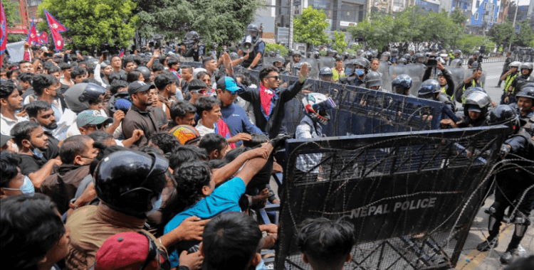 Nepal hükümeti, 22 kişinin öldüğü protestoların ardından sosyal medya yasağını kaldırıyor