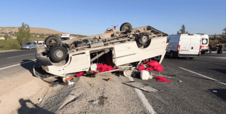 Şanlıurfa'da tarım işçilerini taşıyan minibüs devrildi: 19 yaralı