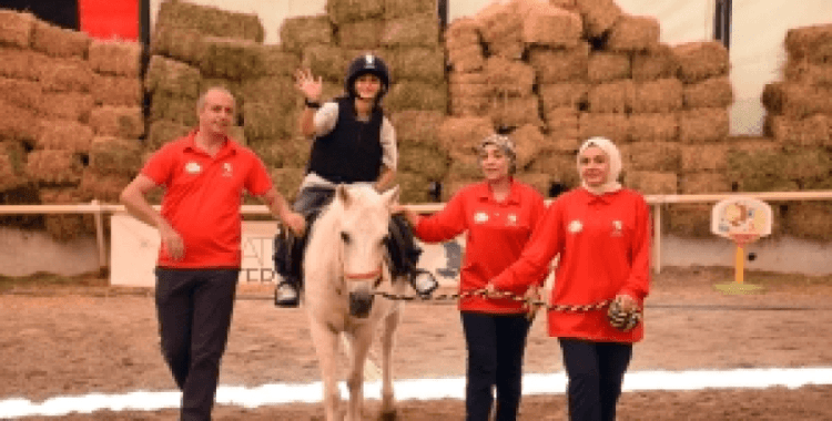 Engellilere atla terapi desteği