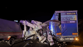 İşçileri taşıyan servis tırla çarpıştı: 3 kişi hayatını kaybetti, 16 yaralı