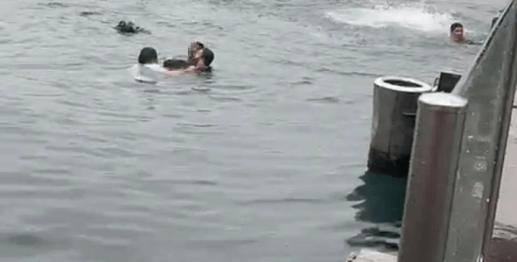 Kadıköy'de 4 kişi iskeleden düştü: 1'i hayatını kaybetti, 3'ü kurtarıldı