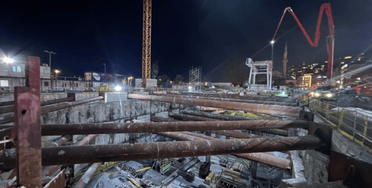 Beyoğlu'ndaki metro inşaatında iskele çöktü: Bazı işçiler yaralandı