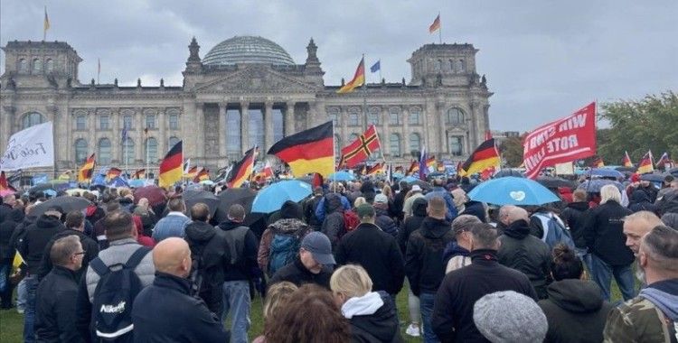 Almanya'da gençlik ayakta: Zorunlu askerlik adımlarına karşı on binler sokağa çıktı