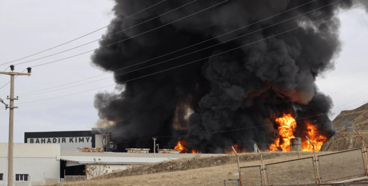 Kırıkkale'de fabrika yangını: Saatlerdir söndürülemedi, gökyüzü kapkara oldu, Ankara'dan 26 araç gönderildi