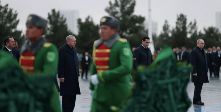 Erdoğan ve Putin, Aşkabat’ta Tarafsızlık Anıtı’ndaki çelenk törenine katıldı