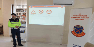 Diyarbakır’da trafik ekipleri emniyet kemeri takmanın önemini anlattı
