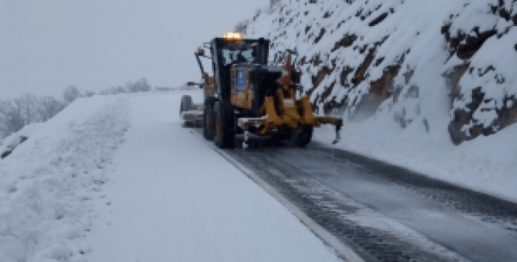 Kar yağışıyla kapanan kırsal mahalle yolları açılıyor