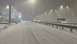 İstanbul yeni yıla kar yağışıyla başladı: Araçlar yolda kaldı