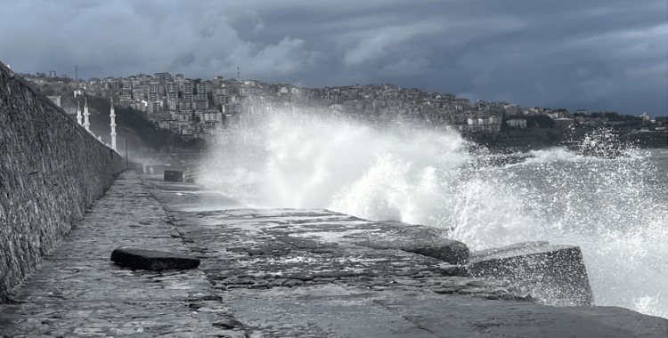 Meteoroloji'den İstanbul ve İzmir dahil sarı kodlu fırtına uyarısı: Doğuda buzlanma ve çığ tehlikesi devam ediyor