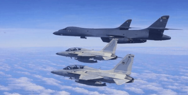 Altı ABD tanker uçağı Katar’daki El-Udeyd Üssü’nden havalandı