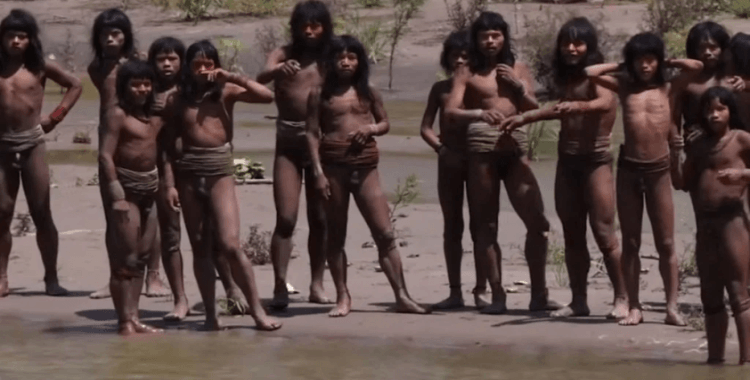 Temas kurulmayan Amazon kabilesinin hiç görülmemiş görüntüleri yayınlandı