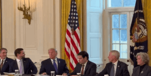 Trump'ın dikkat dağıtan anı: 'Toplantıyı Bırakıp Beyaz Saray'ın Yeni Balo Salonunu İzledi'