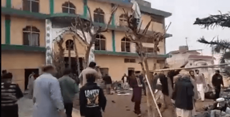 Pakistan’da bir camide patlama: En az 15 ölü