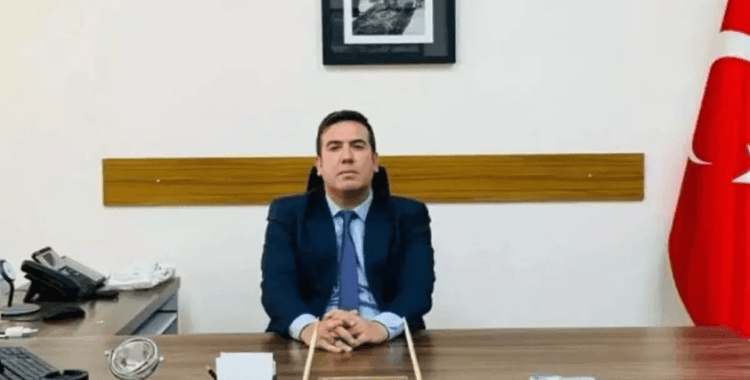 Akın Gürlek'in koltuğuna oturan Can Tuncay'ın makam odasında dikkat çeken detay