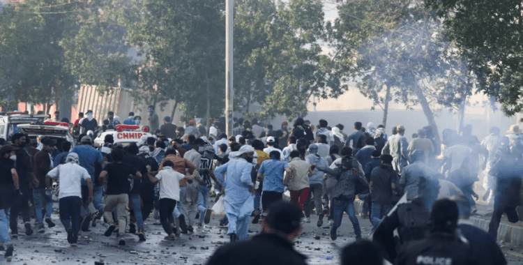 Pakistan'da ABD-İsrail protestosu. ABD Konsolosluğu'na girmeye çalıştılar, 9 kişi öldü