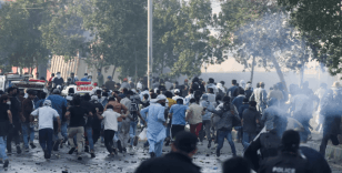 Pakistan'da ABD-İsrail protestosu. ABD Konsolosluğu'na girmeye çalıştılar, 9 kişi öldü