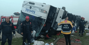 Adana'da yolcu otobüsü devrildi: 2 ölü, 19 yaralı