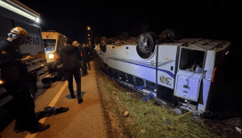 Antalya’da infaz koruma memurlarını taşıyan otobüs devrildi: 16 yaralı