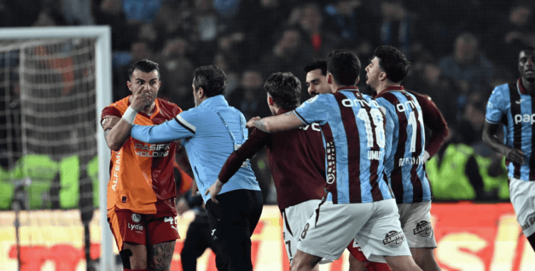 Trabzonspor-Galatasaray maçı sonunda ortalık karıştı: Abdülkerim Bardakcı ve Trabzonsporlu oyuncular gerilim yaşadı