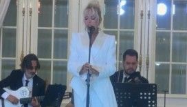 Ajda Pekkan'dan NATO lider eşlerine Fransızca şarkı