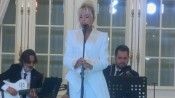 Ajda Pekkan'dan NATO lider eşlerine Fransızca şarkı
