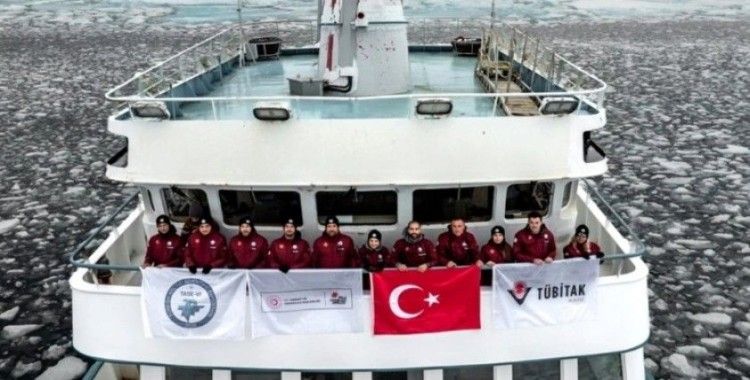 Türk bilim insanları Kuzey Kutbu'nda deniz buzu hattına ulaştı
