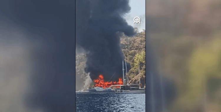 Fethiye'de tur teknesinde yangın çıktı: Yüzlerce kişi zor kurtuldu