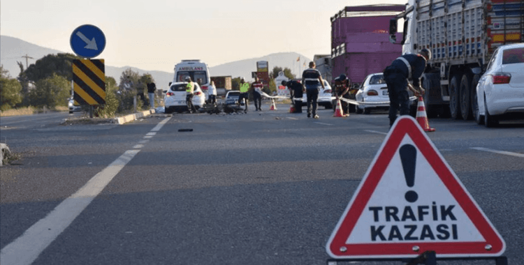Yaralılara müdahale eden 112 ekibine araba çarptı: 2 sağlık çalışanı ağır yaralı