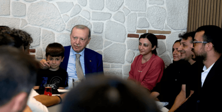 Cumhurbaşkanı Erdoğan, Üsküdar'da esnafı ziyaret etti