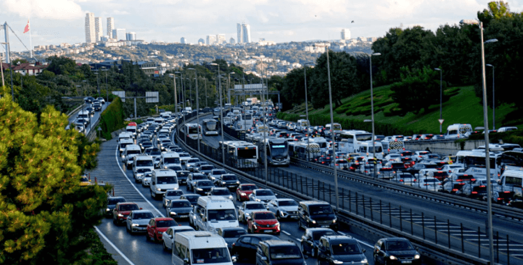 İstanbul'da trafik çilesi: Yoğunluk yüzde 83'e ulaştı