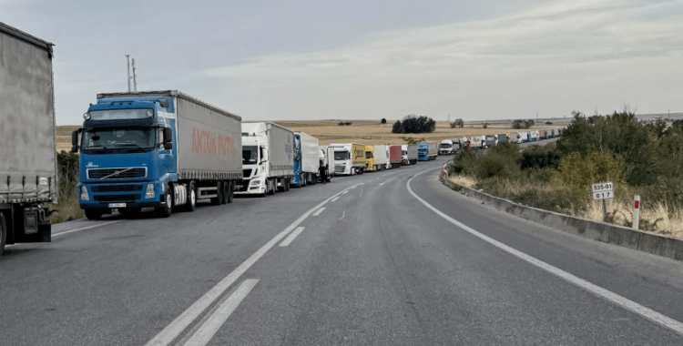 Hamzabeyli Sınır Kapısı'nda TIR kuyruğu 30 kilometreyi buldu