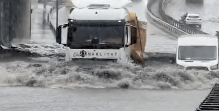 İstanbul'da sağanak etkili oluyor: Ev ve iş yerlerini su bastı, dairesinde mahsur kalan bir kişi kurtarıldı