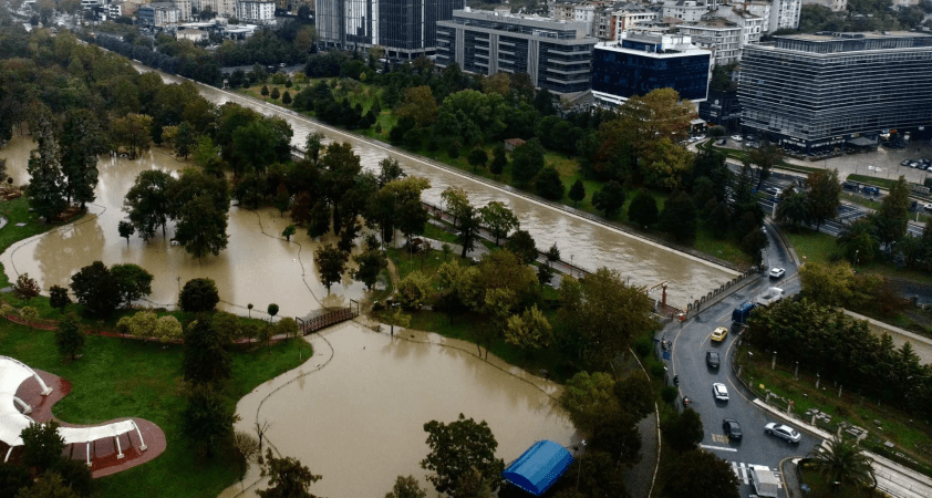 İstanbul Valisi Davut Gül: Dere yatağındaki yerler yıkılacak, pazartesi okullar açılacak