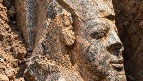 Mısır'da evinin önünde çalışan kişi II. Ramses'in heykelini buldu